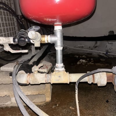 מיכל אדום עם צינורות ושסתומים