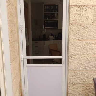 דלת אלומיניום עם זכוכית במרפסת