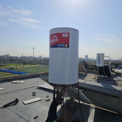 דוד שמש מותקן על גג עם אדם מתקן