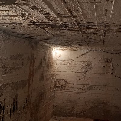 תאורה חשמלית על קירות בטון בחדר תת קרקעי