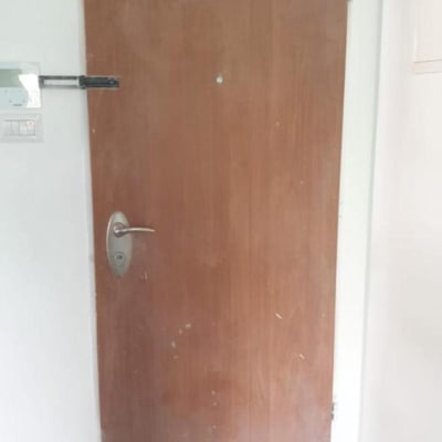 דלת עץ עם ידית מתכת ובריח