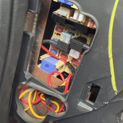 תיבת נתיכים עם חוטים צבעוניים ברכב