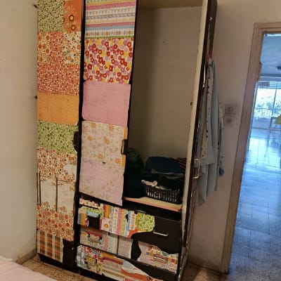 ארון עם דלת פתוחה ומדבקות צבעוניות