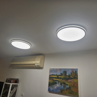 תאורה ותנור מיזוג אוויר על קיר