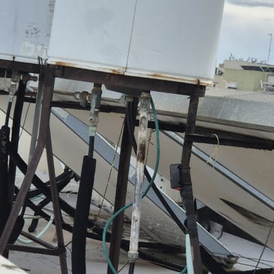 דוד שמש עם צינורות ומחברים על גג