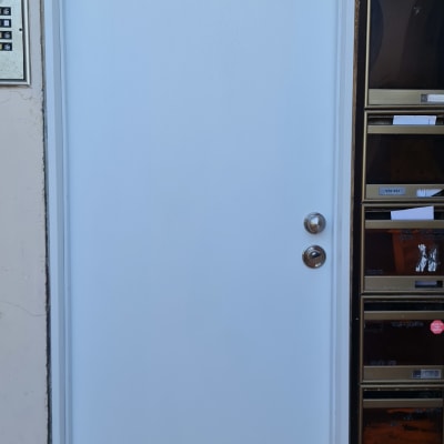 דלת לבנה עם ידיות מתכת כפולות