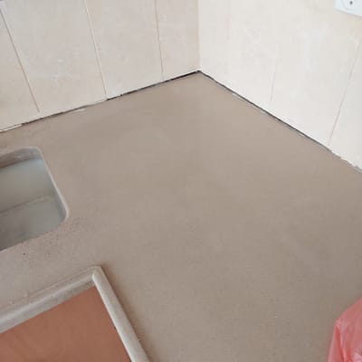 משטח עבודה במטבח עם כיור ופינה מרוצפת