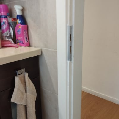 מנעול דלת וחלקי דלת בחדר אמבטיה