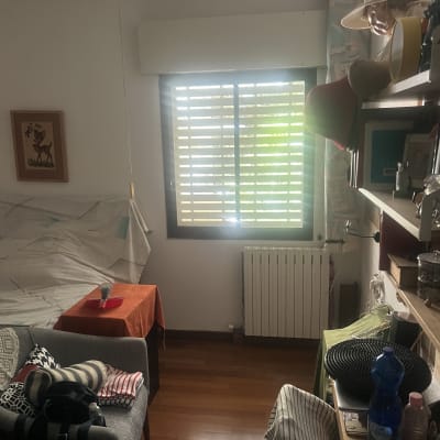 חלון עם תריסי אלומיניום בחדר מואר