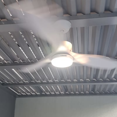 מאוורר תקרה מותקן על תקרה מתכתית