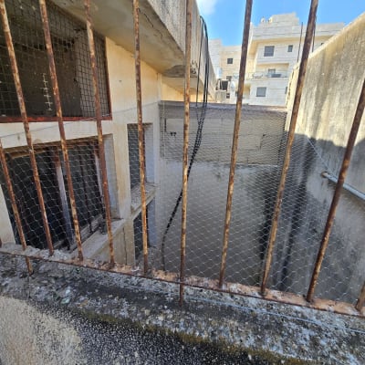 רשת מתכת למניעת כניסת יונים במבנה חיצוני