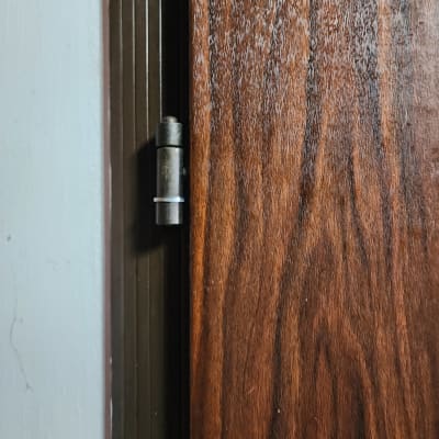 ציר דלת מעץ עם מסגרת מתכת