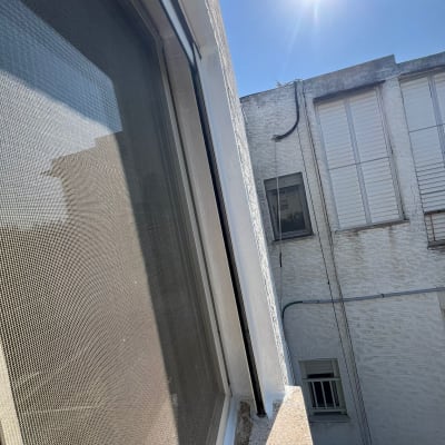 חלון עם איטום מסביב למסגרת