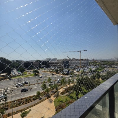 רשת הגנה על מרפסת עם נוף עירוני