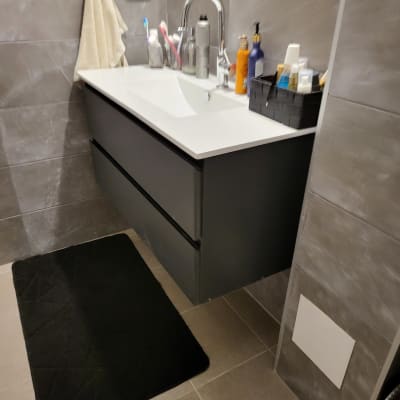 כיור אמבטיה עם ברז כרום ומגבת תלויה