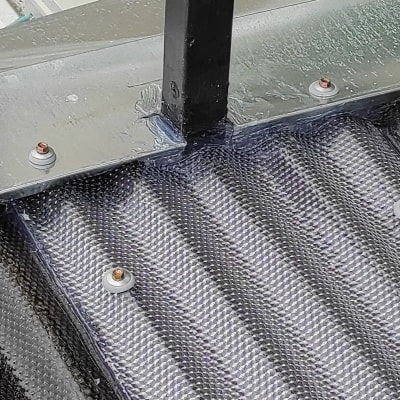 חיבור מתכת עם ברגים על משטח גלי