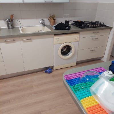 מטבח עם כיור, כיריים ומכונת כביסה