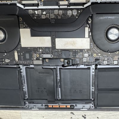 פנים מחשב נייד עם מאווררים וסוללות