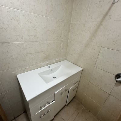 ארון אמבטיה עם כיור בחדר רחצה