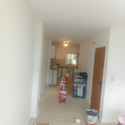 חדר עם דליי צבע וכלי עבודה לצביעה