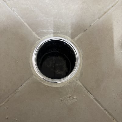 פתח ניקוז ברצפה עם אריחים