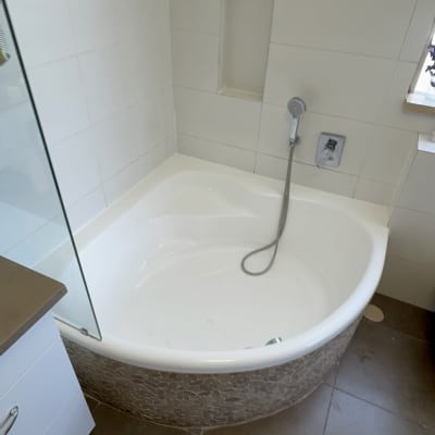 אמבטיה עם מקלחון ידית ומתקן סבון