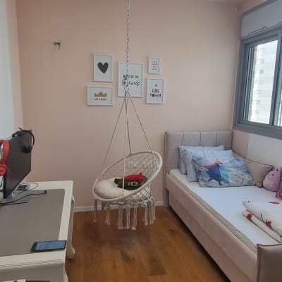 כיסא תלוי מחובר לתקרה בשרשרת מתכת