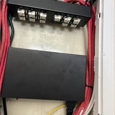 לוח תקשורת עם כבלים אדומים ושקעי רשת