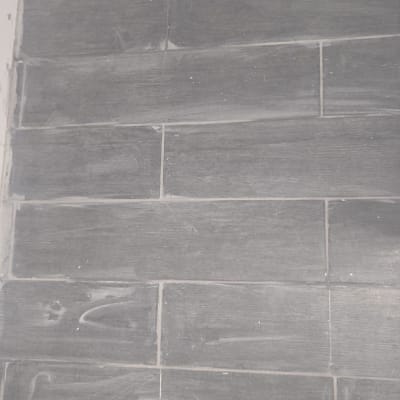 ריצוף אפור עם פתח ניקוז עגול