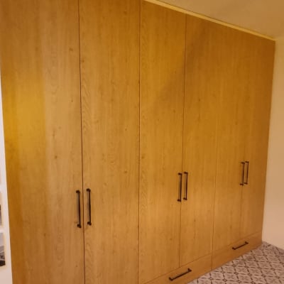 ארון עץ גדול עם ידיות מתכת על רצפת אריחים מעוצבת