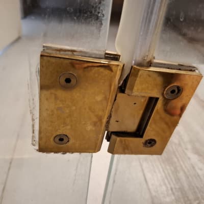 צירי דלת זכוכית במקלחת עם חלודה