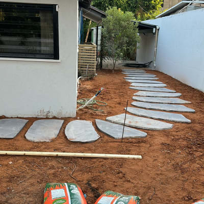 שקי אדמה, אבני מדרך וצינורות בגינה