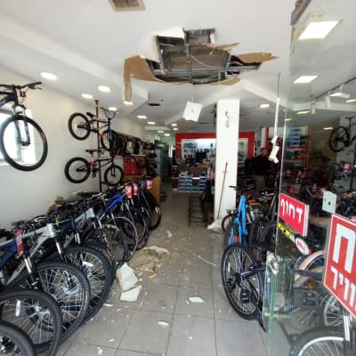 תקרה שבורה עם חוטים חשופים ופסולת על הרצפה