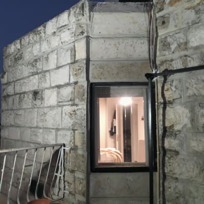 חלון אטום בקיר אבן עם מסגרת מתכת