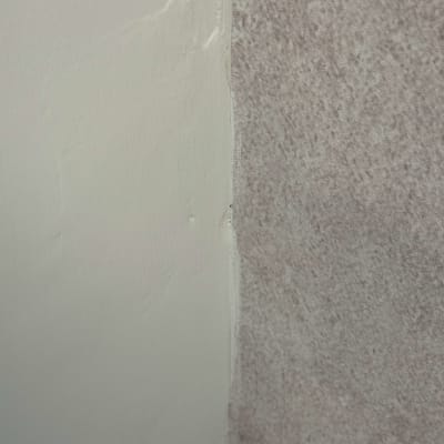 קיר צבוע עם טקסטורה חלקית