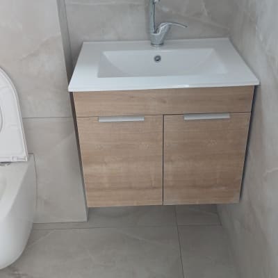 כיור עץ וקרמיקה בחדר אמבטיה