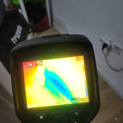 מצלמה תרמית מציגה אזור קר על הקיר