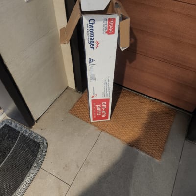 קופסת כרומגן על רצפה ליד דלת