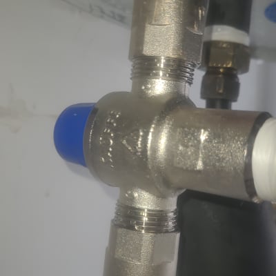 חיבורי צנרת מתכתיים עם אטמים לבנים ושחור