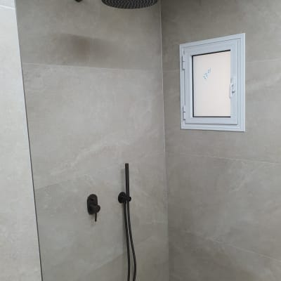 מקלחת חדשה עם ראש גשם וברז מודרני