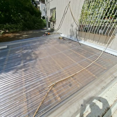התקנת לוחות סנטף גליים שקופים על גבי פרגולת עץ