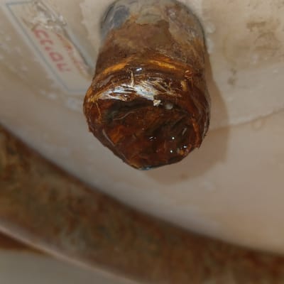 חלק חלוד של דוד שמש עם צינור