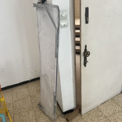 דלת פתוחה עם חפצים ליד הקיר