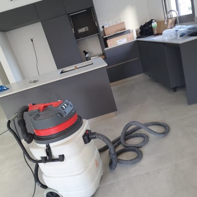 שואב אבק תעשייתי על רצפה במטבח חדש