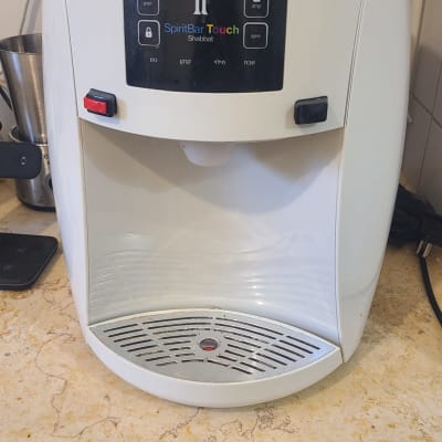 בר מים מים חמים וקרים לבן מותקן על שיש במטבח