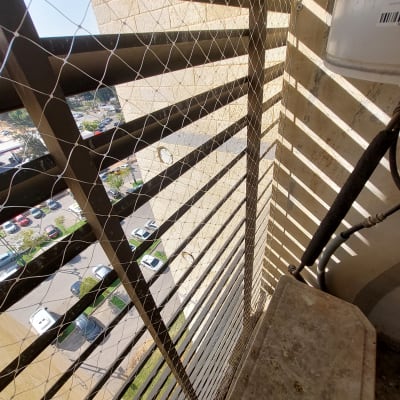 רשת מתכת מותקנת למניעת כניסת יונים במרפסת