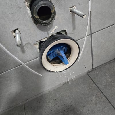 תמונה של צנרת ותשתית אינסטלציה בקיר