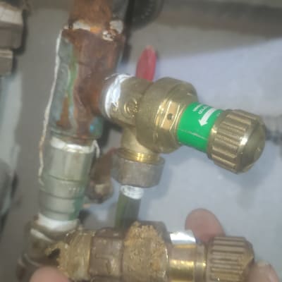 שסתומים וצינורות במערכת חימום סולארית