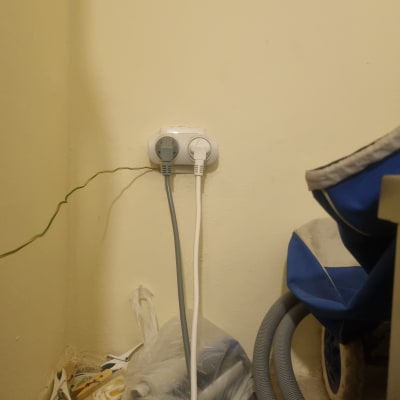 שני שקעים עם כבלים מחוברים לקיר