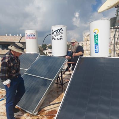 שני דודי שמש על גג עם לוחות סולאריים